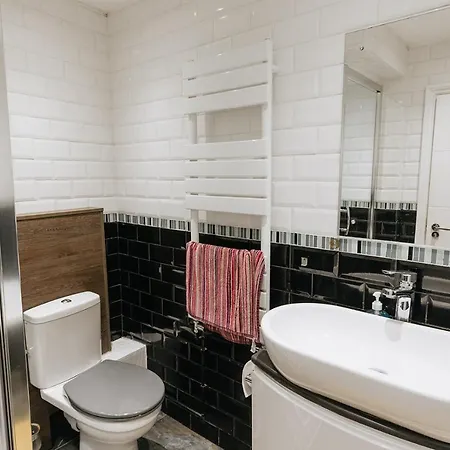 Barwick - Spacious 2 Bed With 2 Floors Located In Scarborough, Great For Family Trips! *