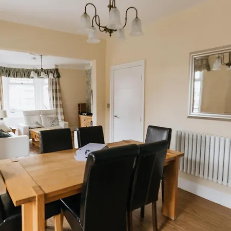Barwick - Spacious 2 Bed With 2 Floors Located In Scarborough, Great For Family Trips! *